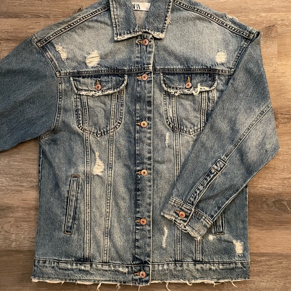 Size medium distressed boyfriend denim jacket - Picture 1 of 8